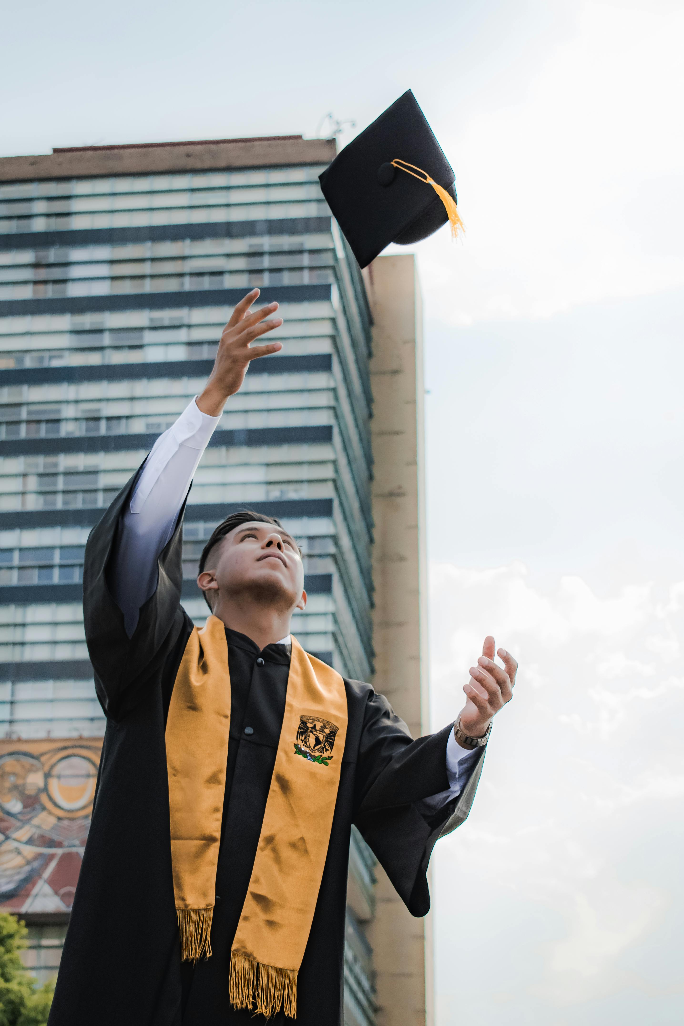 étudiant diplômé lancant son chapeau au ciel